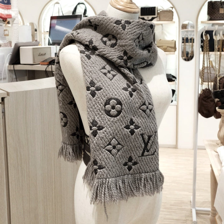 Lv scarf