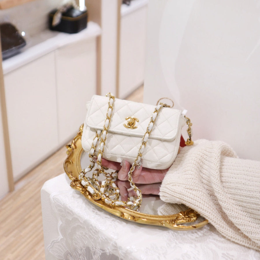 Chanel vintage mini flap bag/ white
