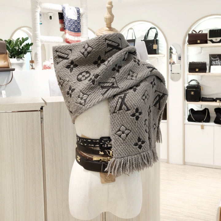 Lv scarf