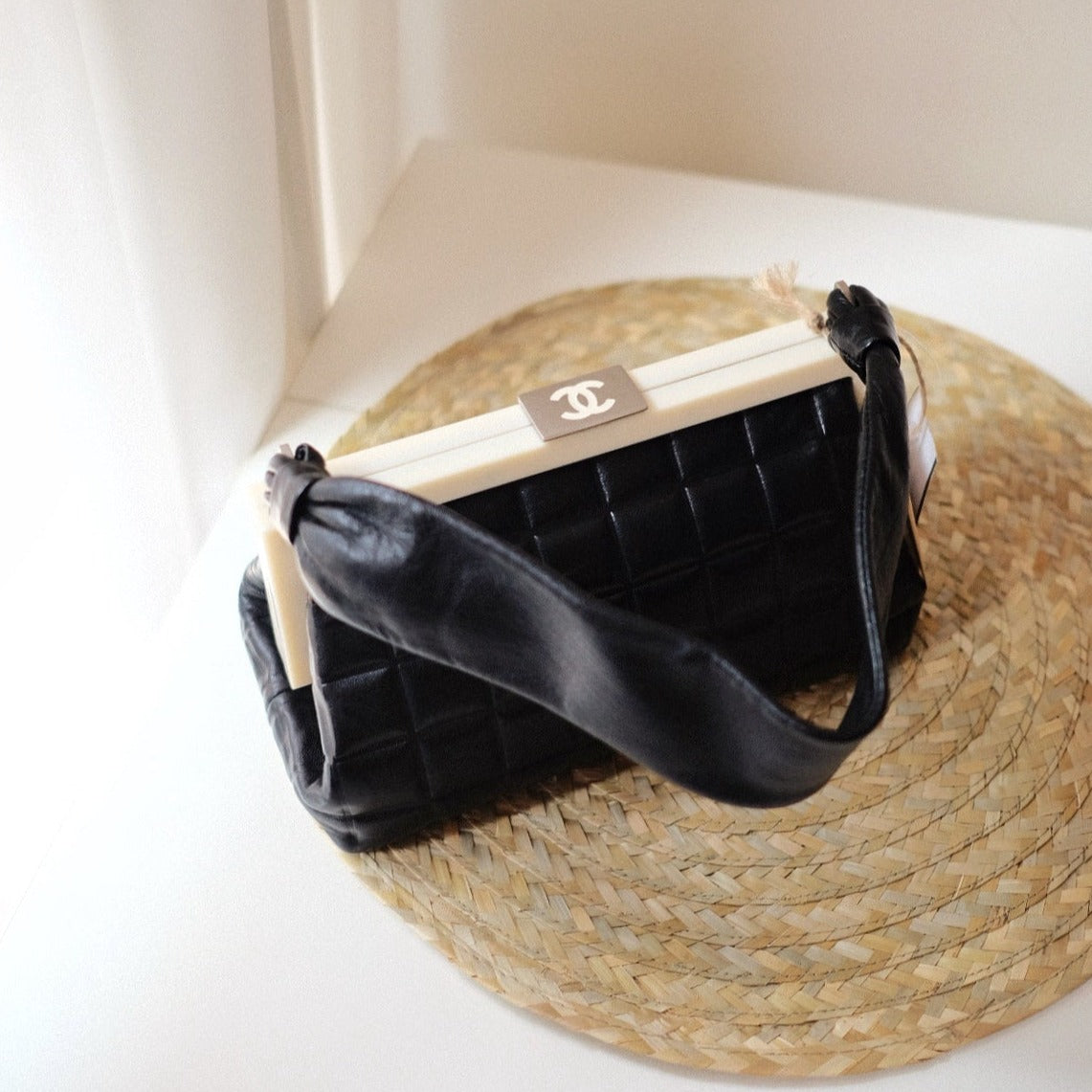 Chanel vintage CC mask plate metal clasp top bag – Moka