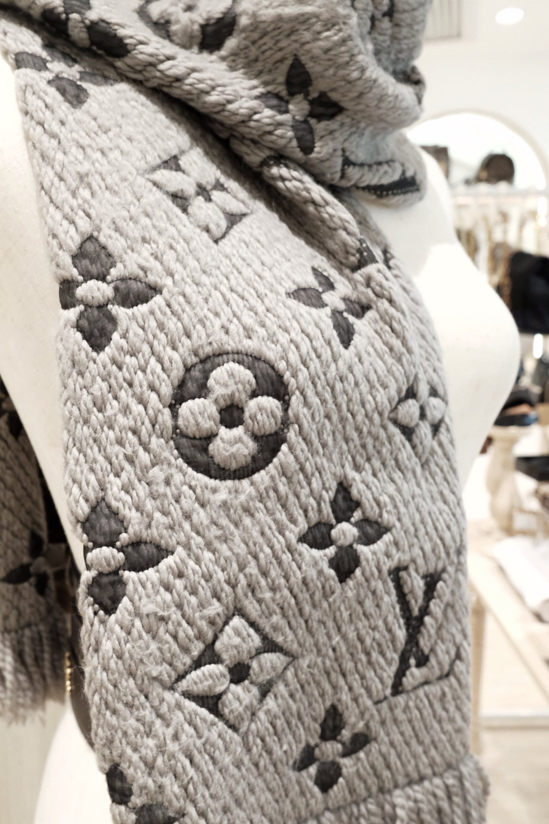 Lv scarf