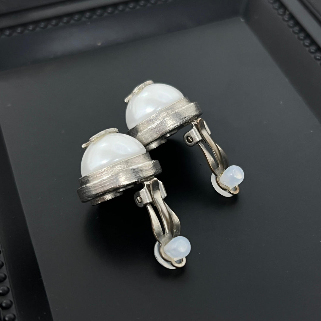 Chanel vintage ear clip
