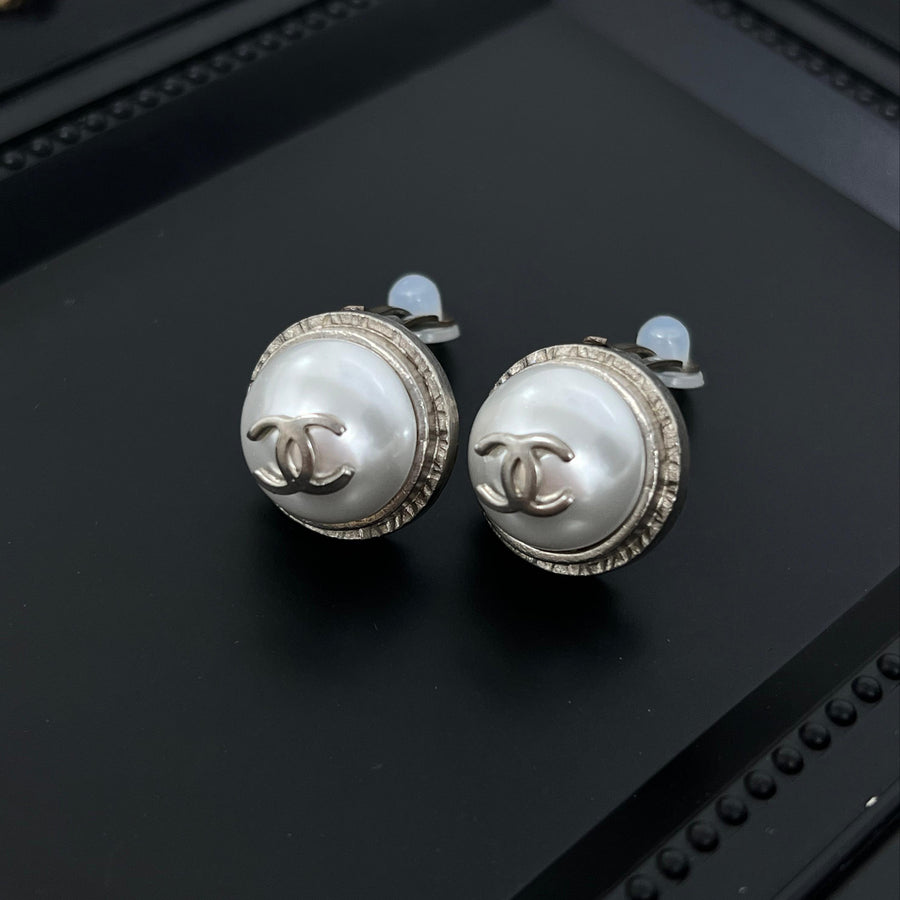 Chanel vintage ear clip