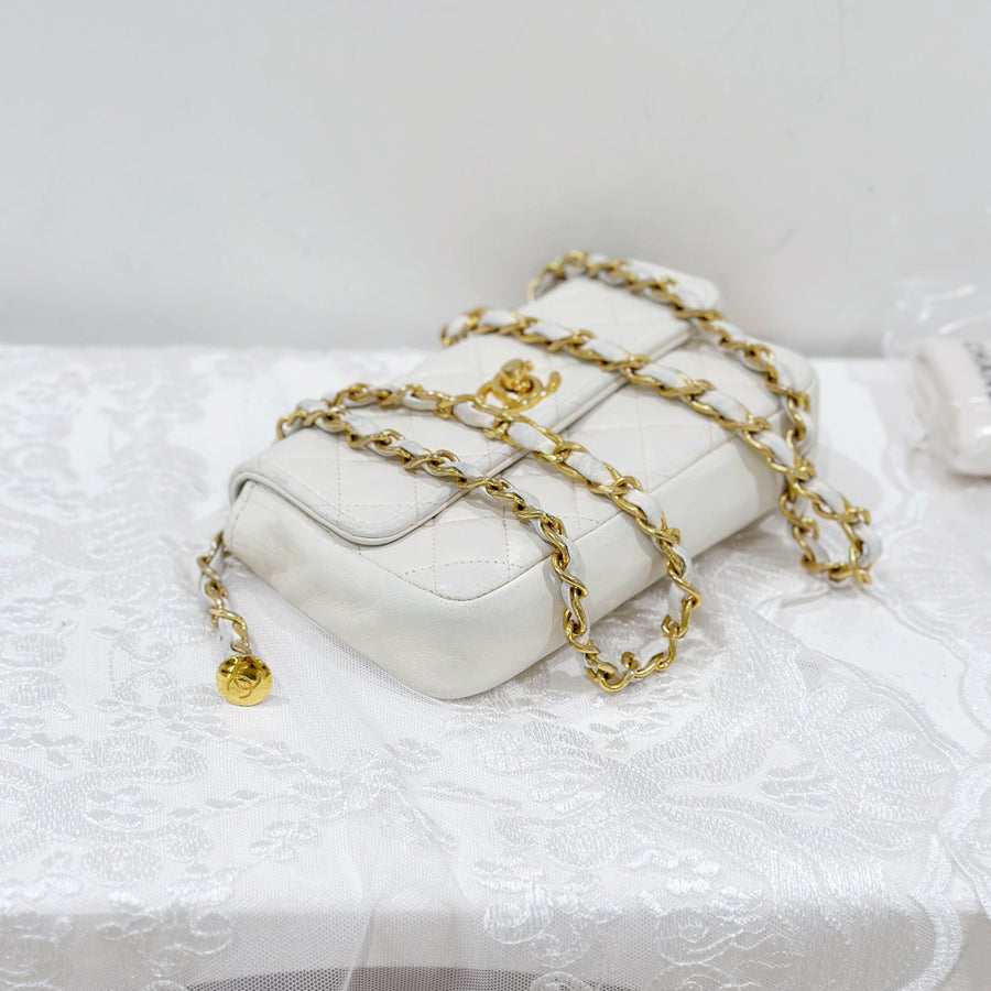 Chanel vintage mini flap bag/ white