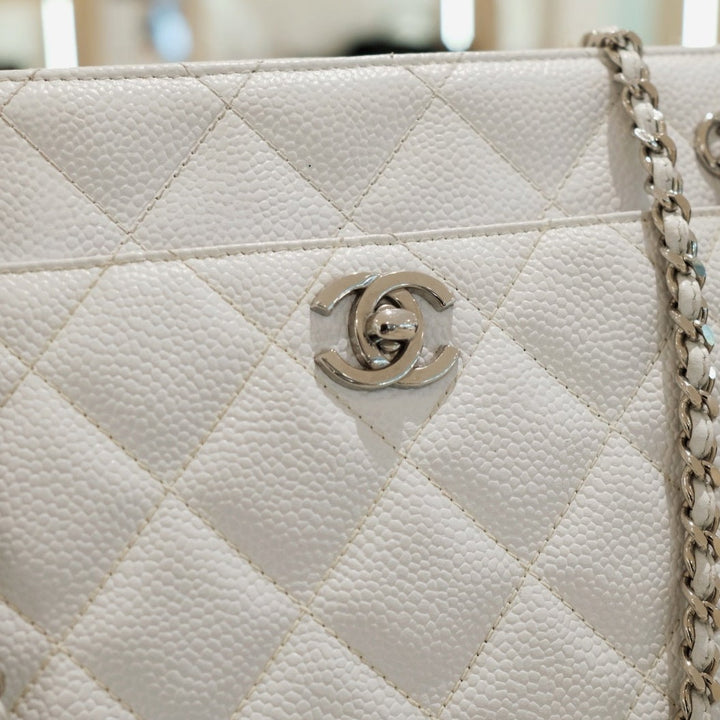 Chanel vintage caviar chain bag