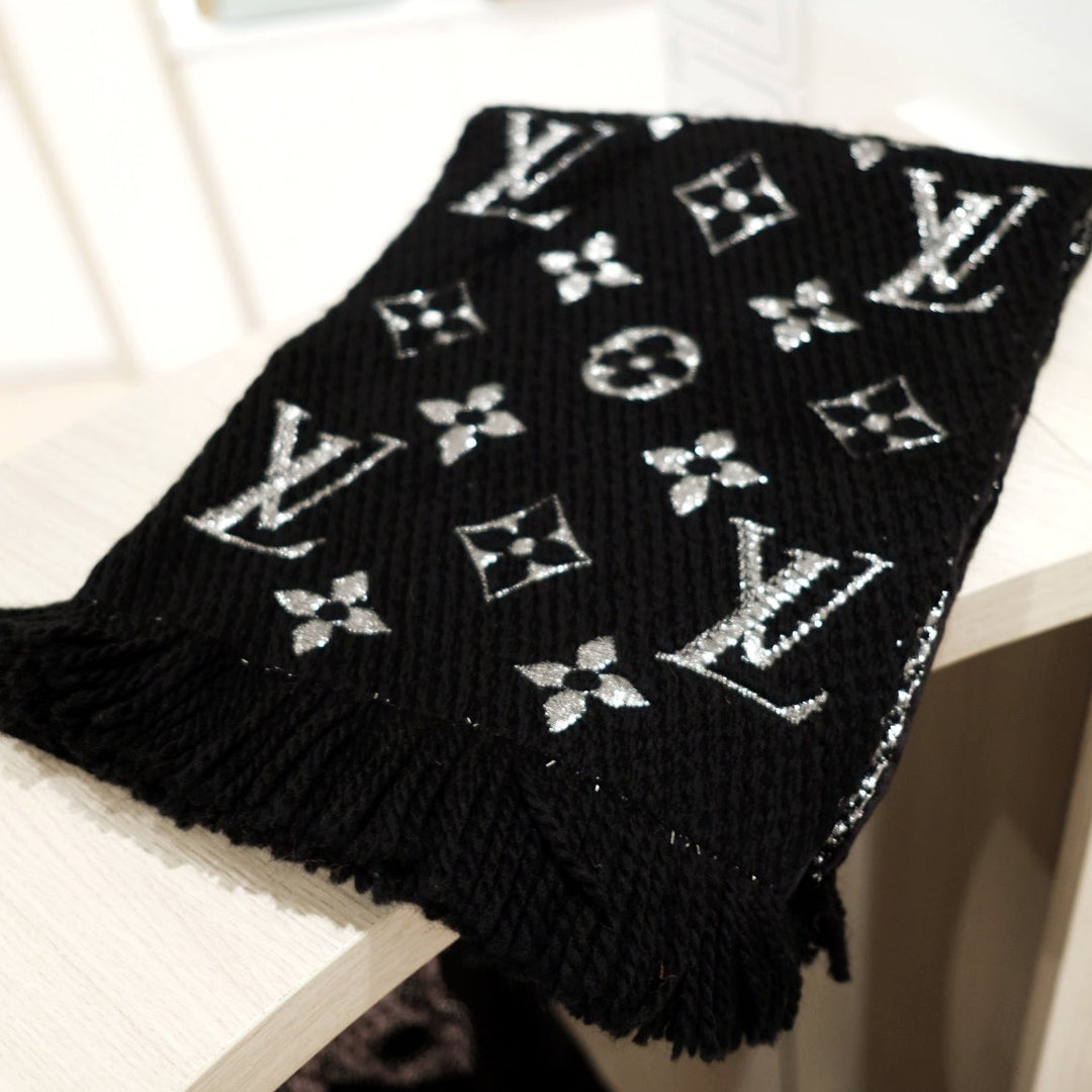 Lv scarf