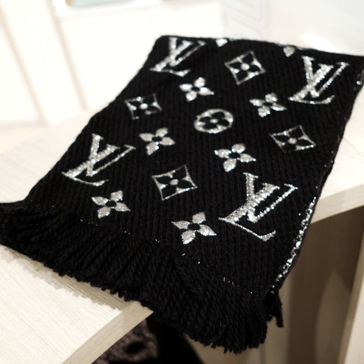 Lv scarf