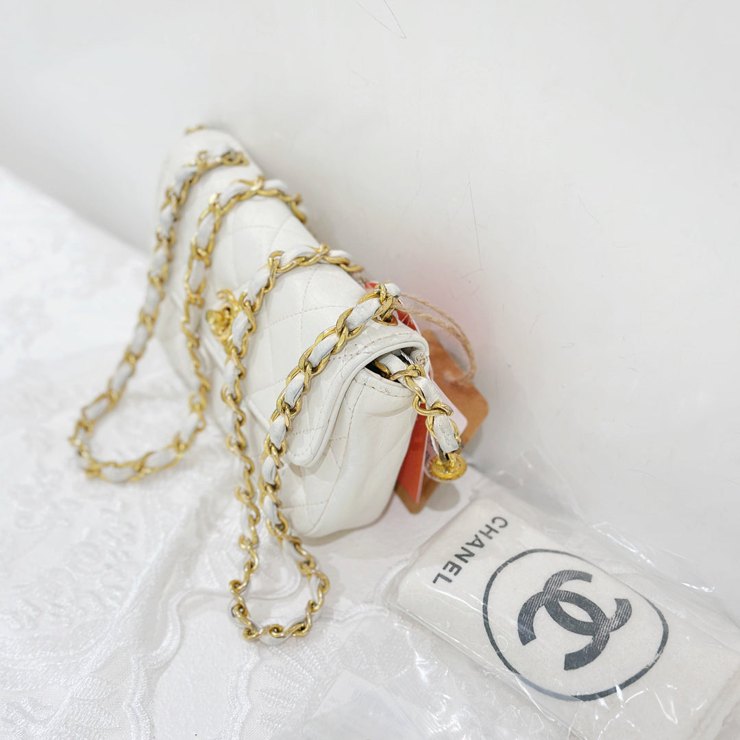 Chanel vintage mini flap bag/ white