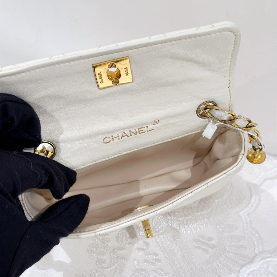 Chanel vintage mini flap bag/ white