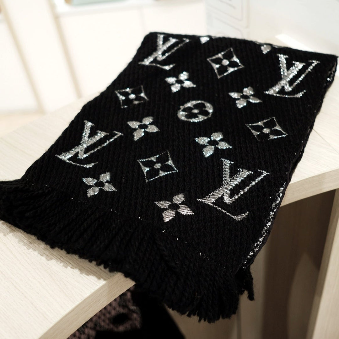 Lv scarf