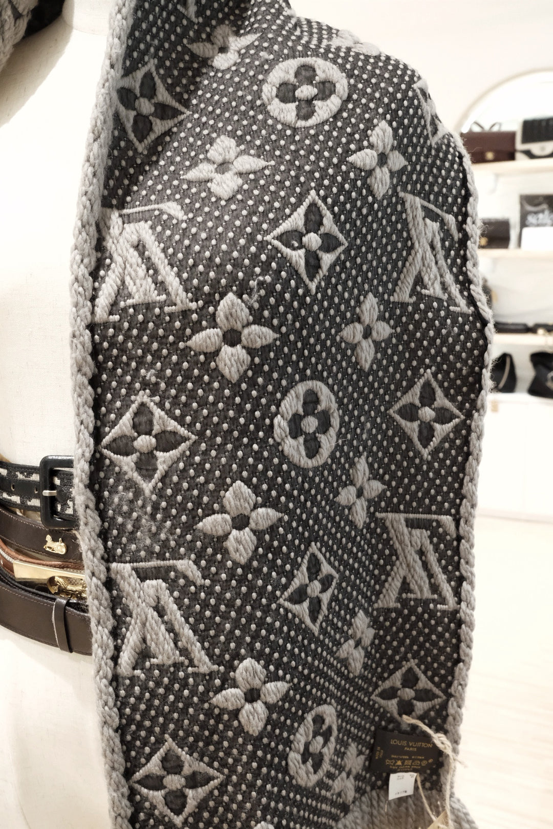 Lv scarf