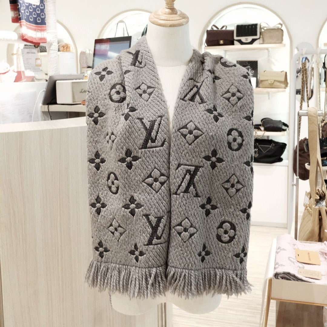Lv scarf