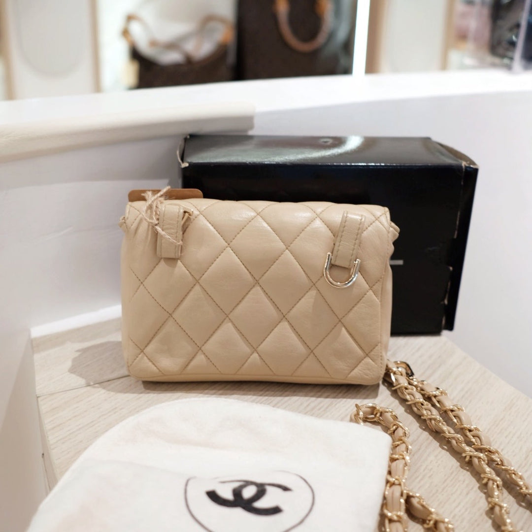Chanel vintage quilted sheepskin CC belt bag+chain