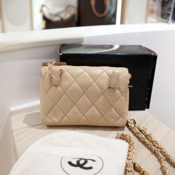 Chanel vintage quilted sheepskin CC belt bag+chain