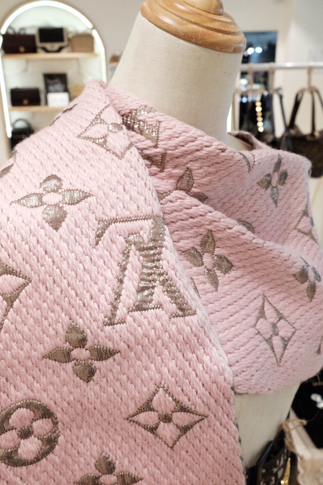 Lv scarf
