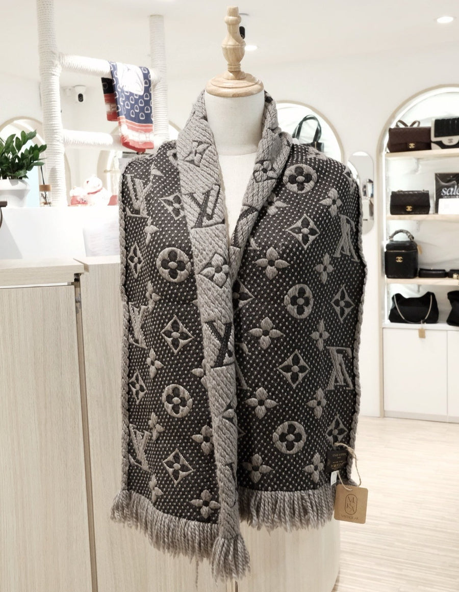 Lv scarf