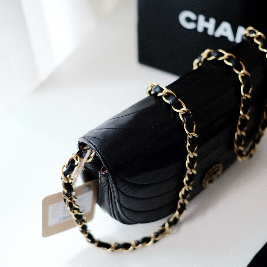 Chanel vintage crossbody flap bag