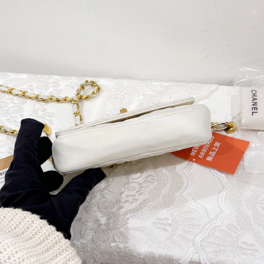 Chanel vintage mini flap bag/ white