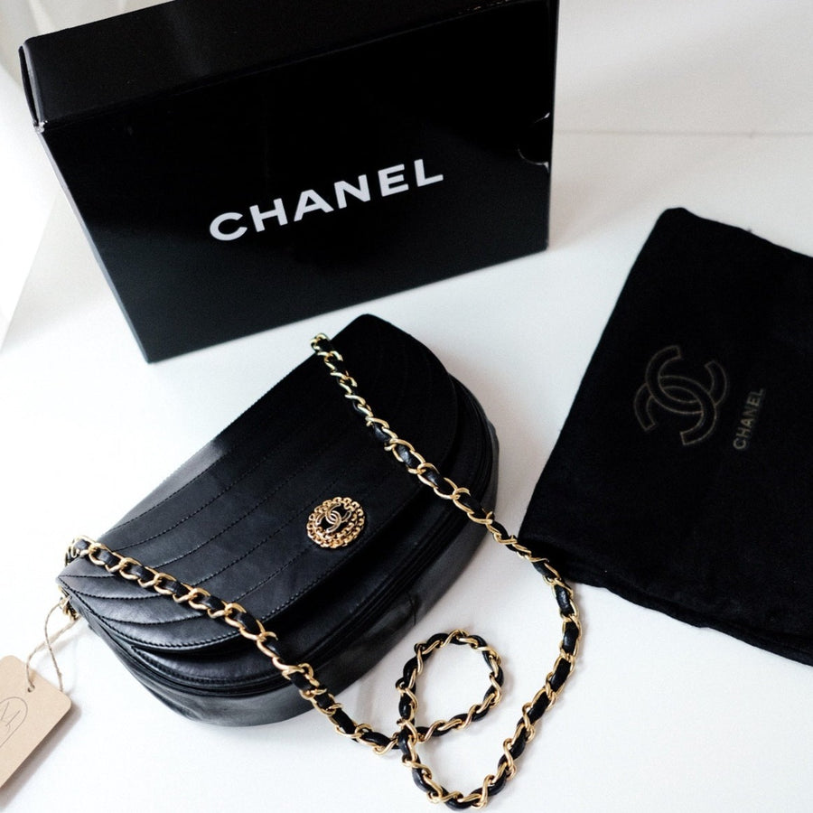 Chanel vintage crossbody flap bag