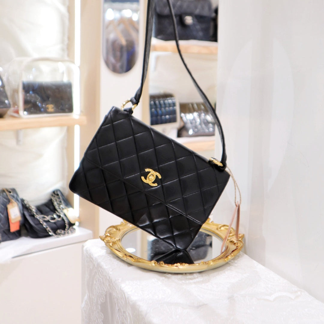 Chanel vintage CC logo shoulder bag