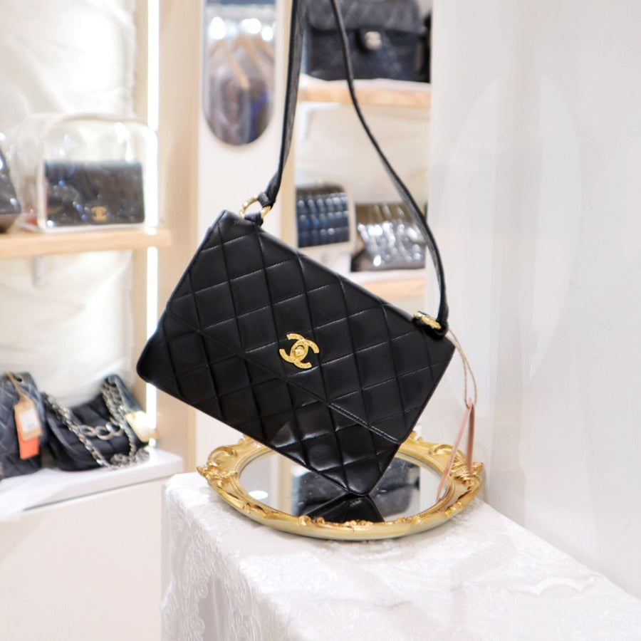 Chanel vintage CC logo shoulder bag