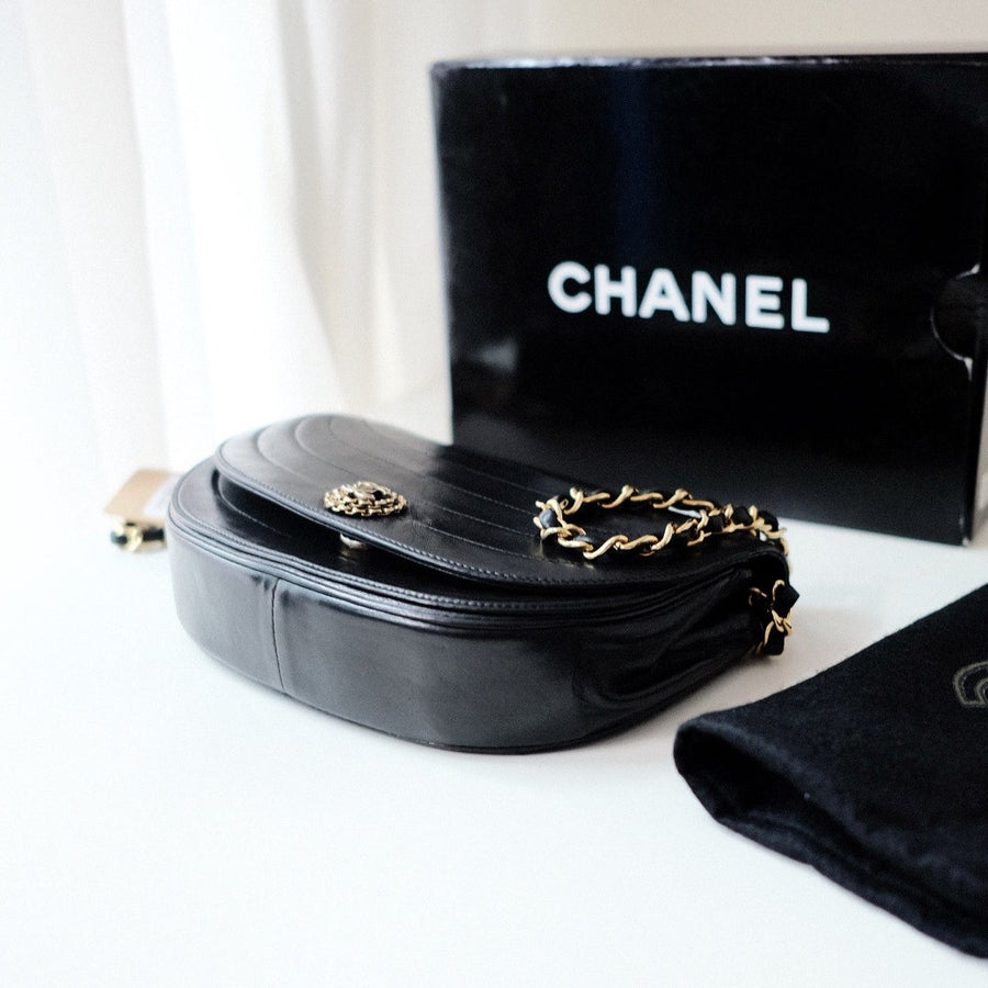 Chanel vintage crossbody flap bag