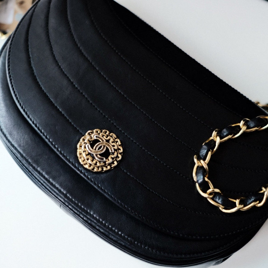 Chanel vintage crossbody flap bag