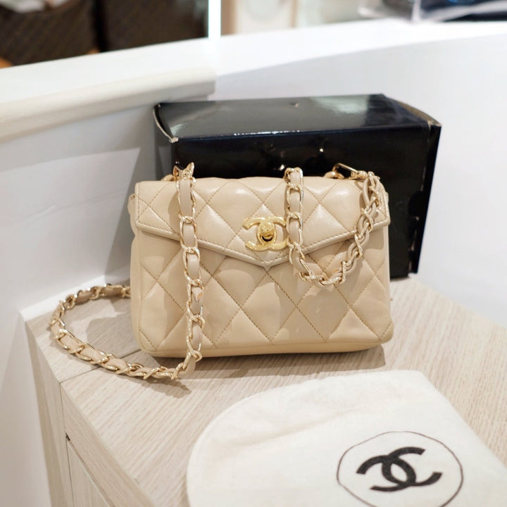 Chanel vintage quilted sheepskin CC belt bag+chain