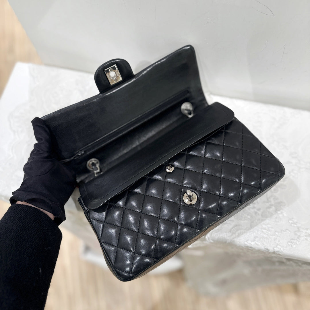 Chanel Lambskin Class Flap 25 （黑銀）