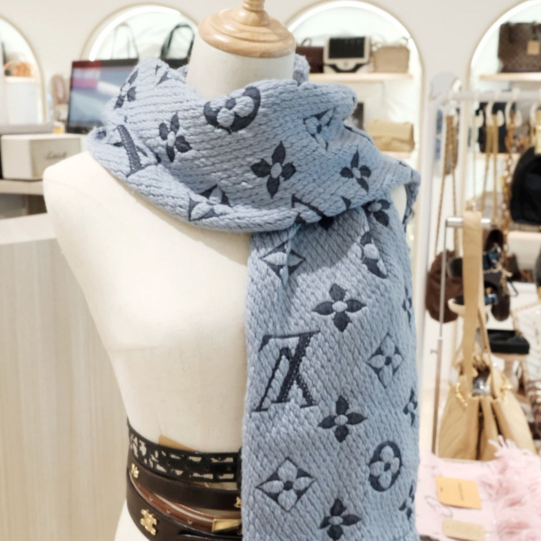 Lv scarf