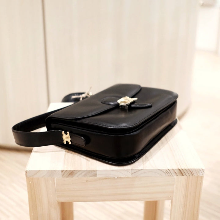 Celine vintage medium triomphe box bag