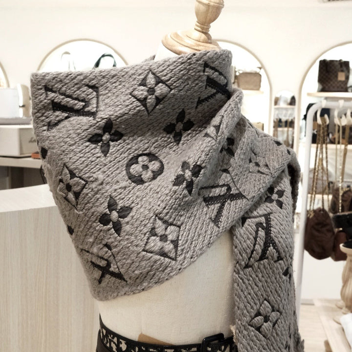 Lv scarf