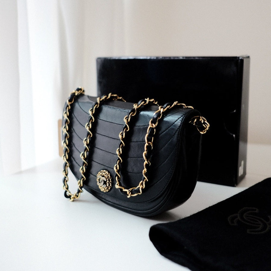 Chanel vintage crossbody flap bag