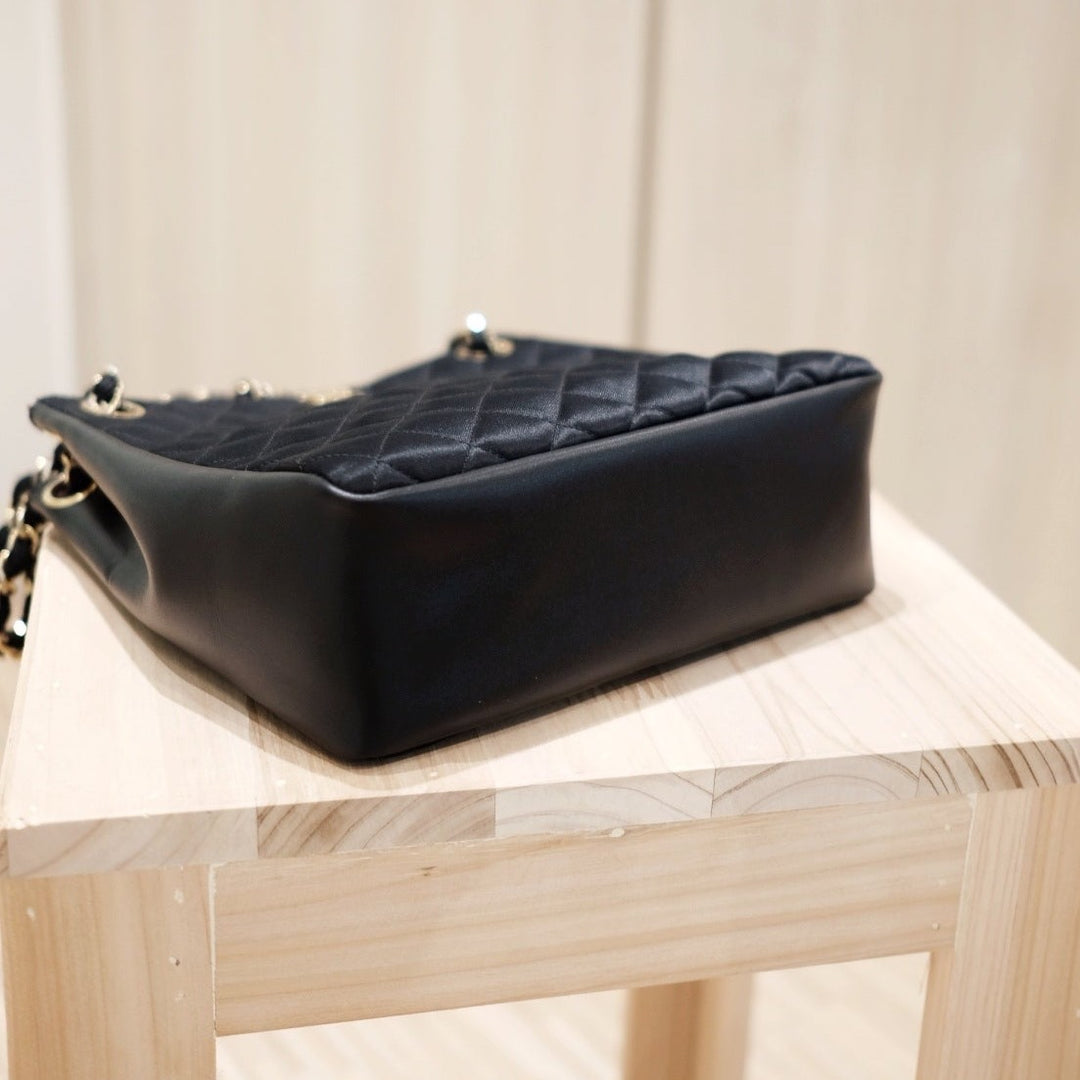 Chanel vintage shoulder bag