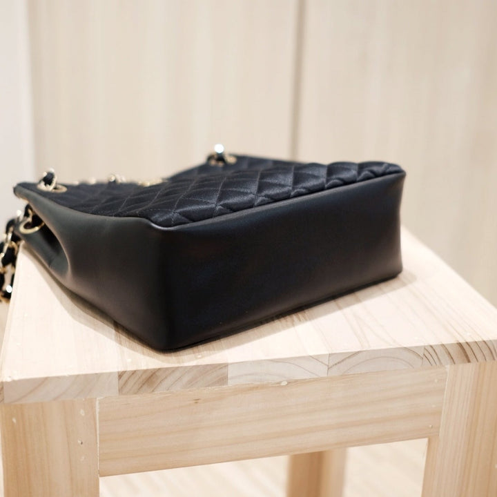 Chanel vintage shoulder bag
