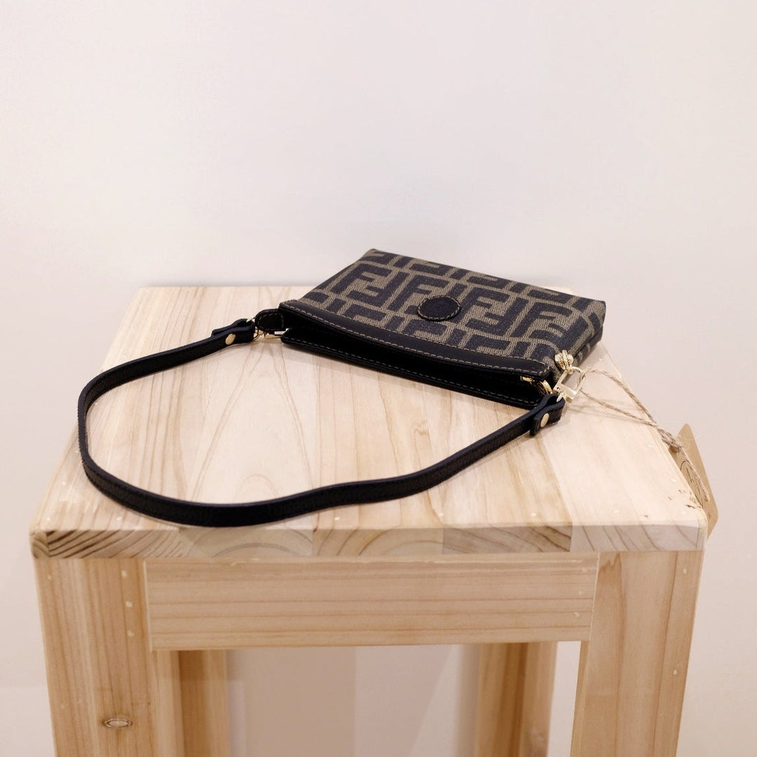 Fendi pouch +chain