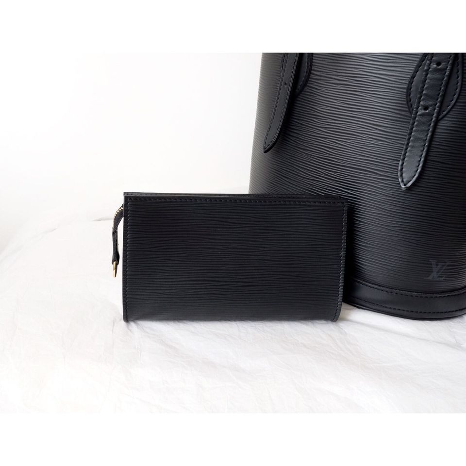 Louis Vuitton black epi leather petit bucket with pouch