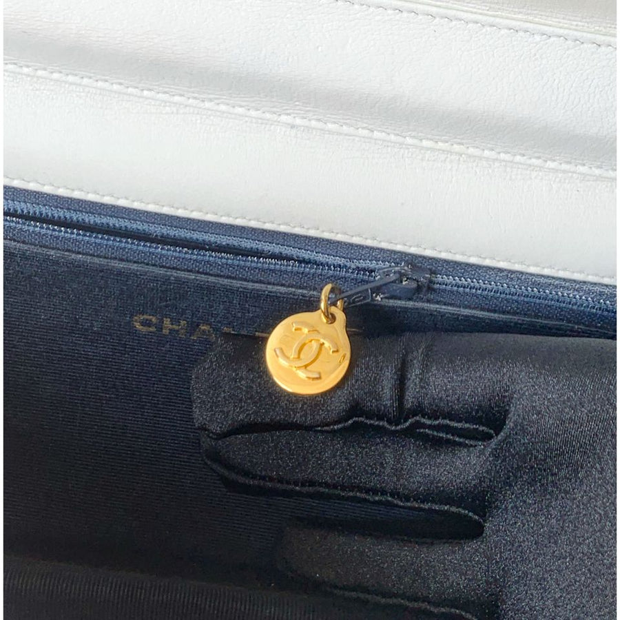 Chanel vintage V-Stitch Flap Bag