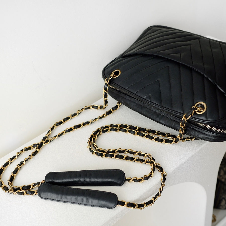 Chanel vintage V-stitch chain bag