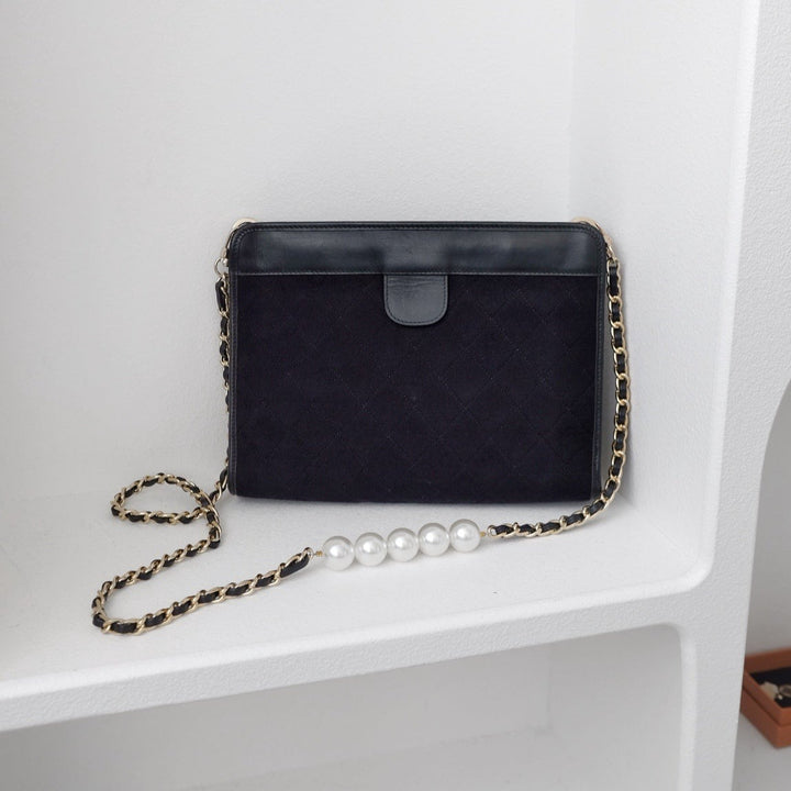 Chanel vintage black pouch + chain