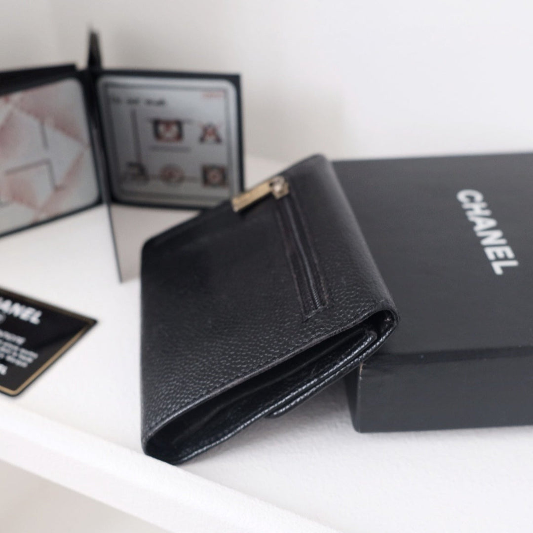 Chanel vintage caviar leather short wallet