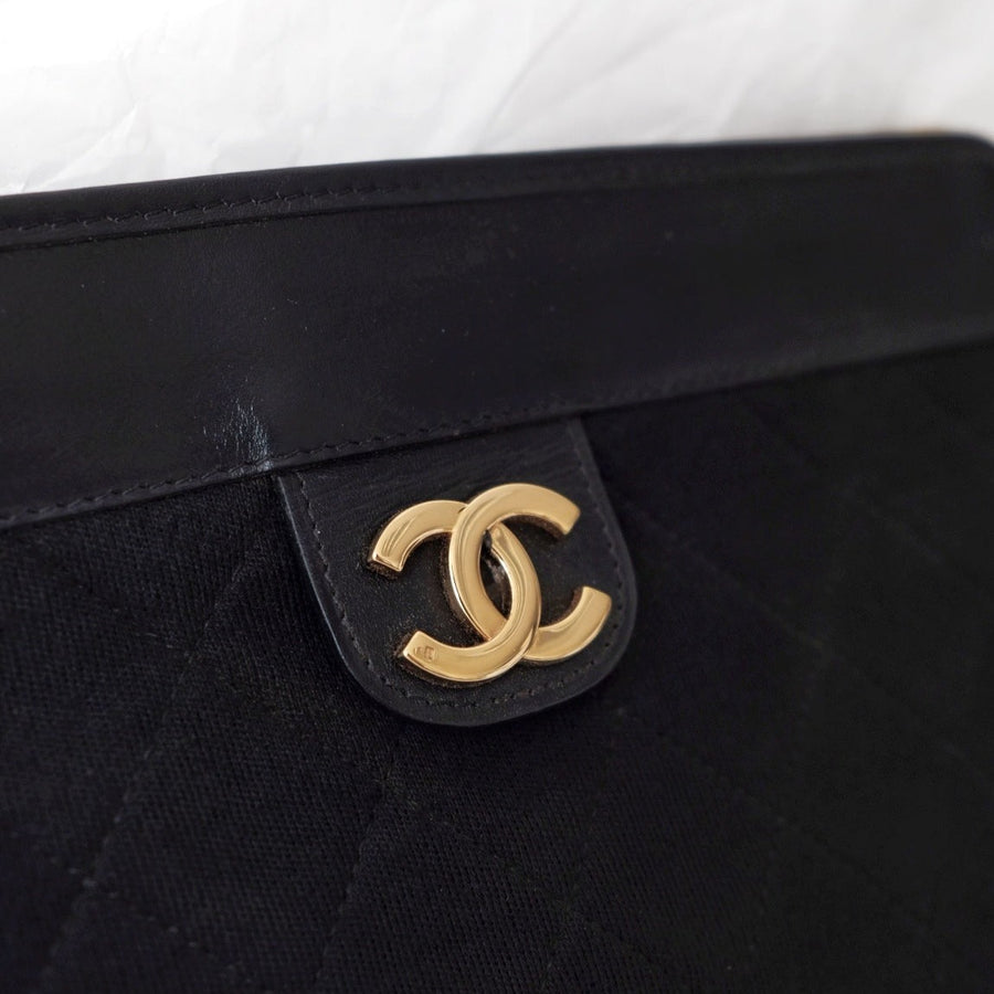 Chanel vintage black pouch + chain