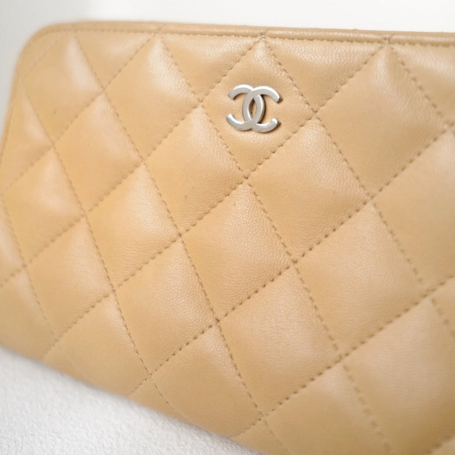 Chanel vintage beige quilted sheepskin pouch +chain