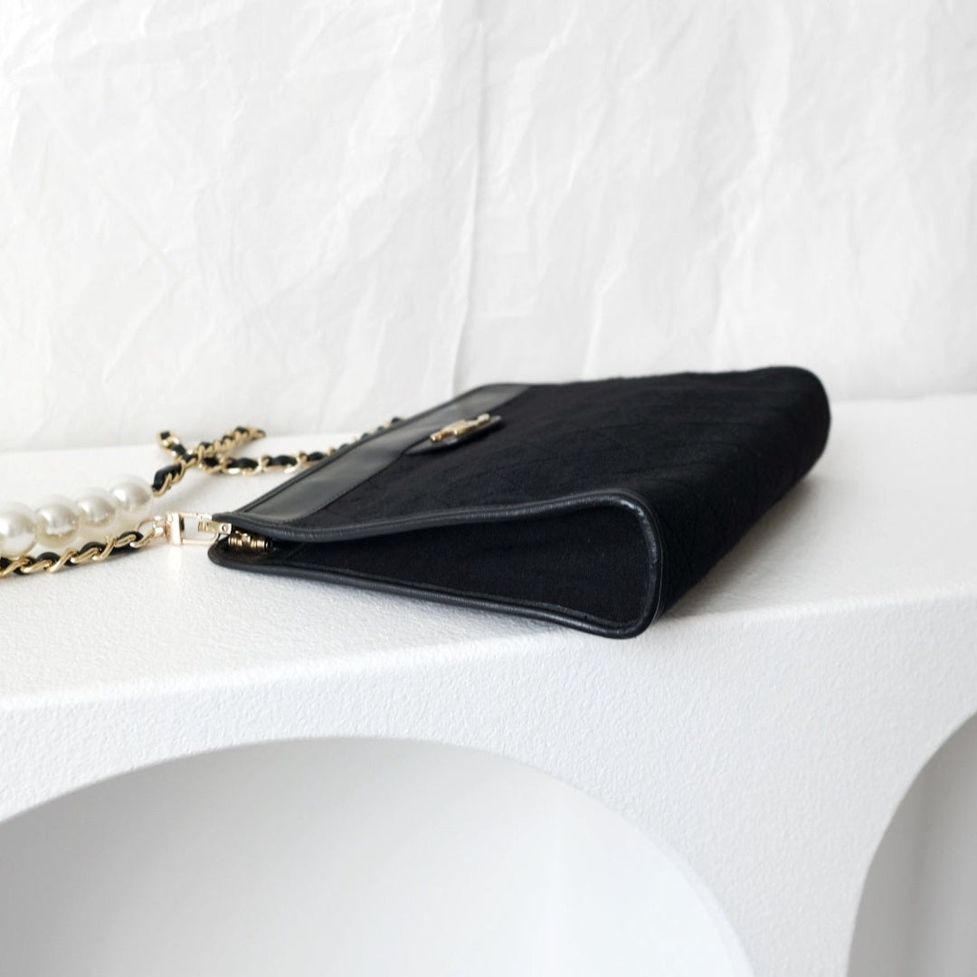 Chanel vintage black pouch + chain