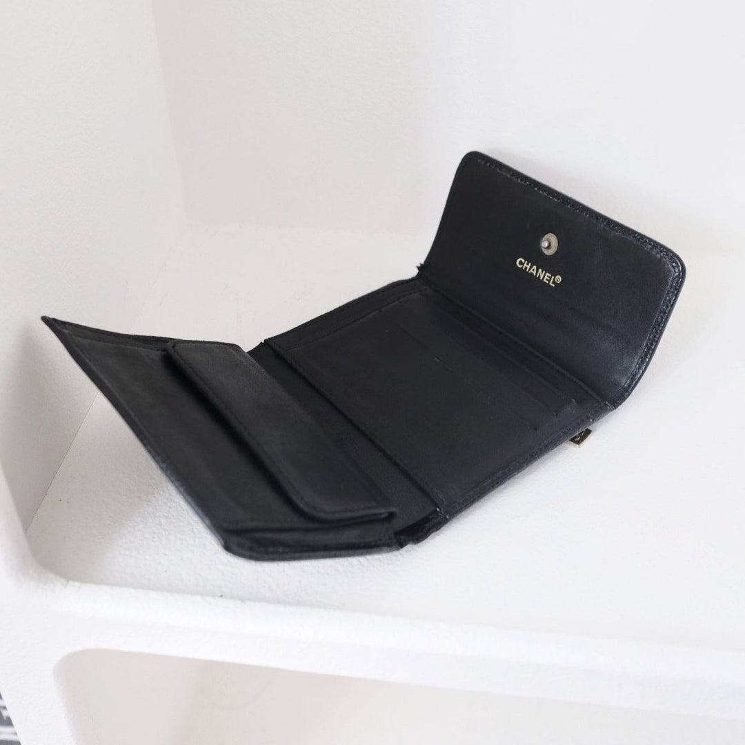Chanel vintage caviar leather short wallet