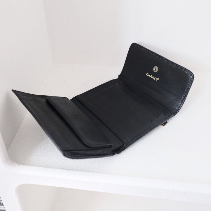 Chanel vintage caviar leather short wallet