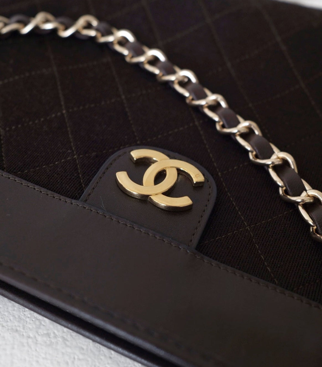 Chanel vintage brown pouch + chain