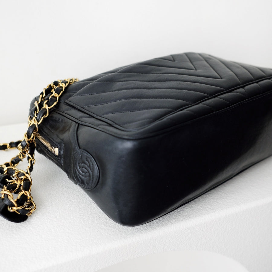 Chanel vintage V-stitch chain bag