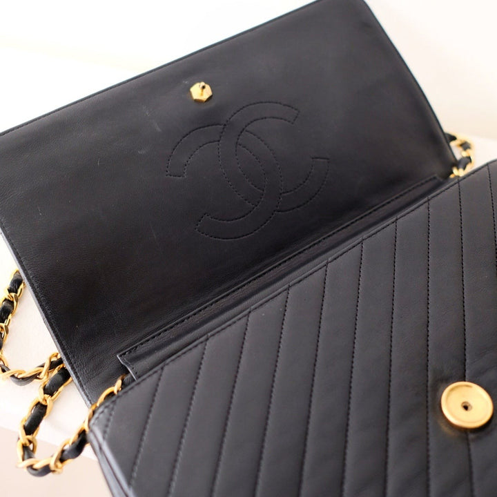 Chanel cc logo chain shoulder bag leather black gold