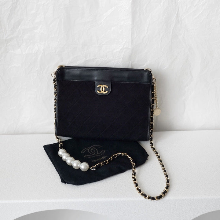 Chanel vintage black pouch + chain